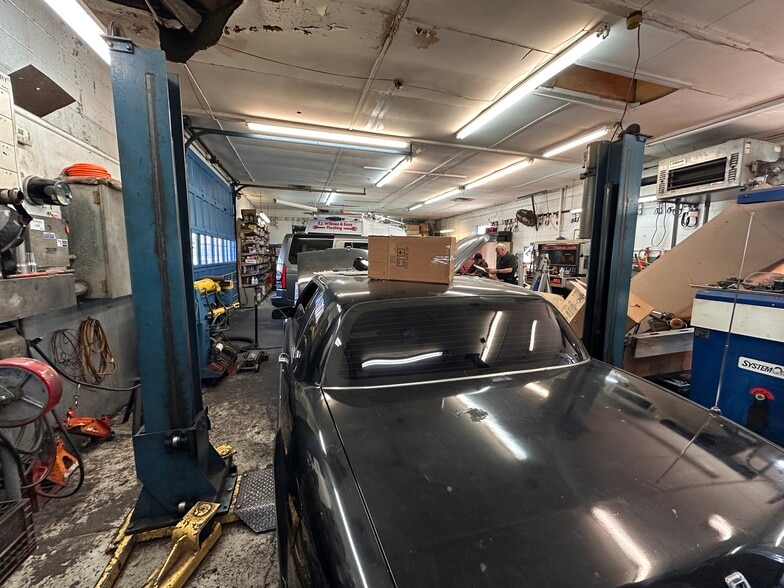 More Photos Of 105 E Hill St, Louisville Auto Repair For Sale