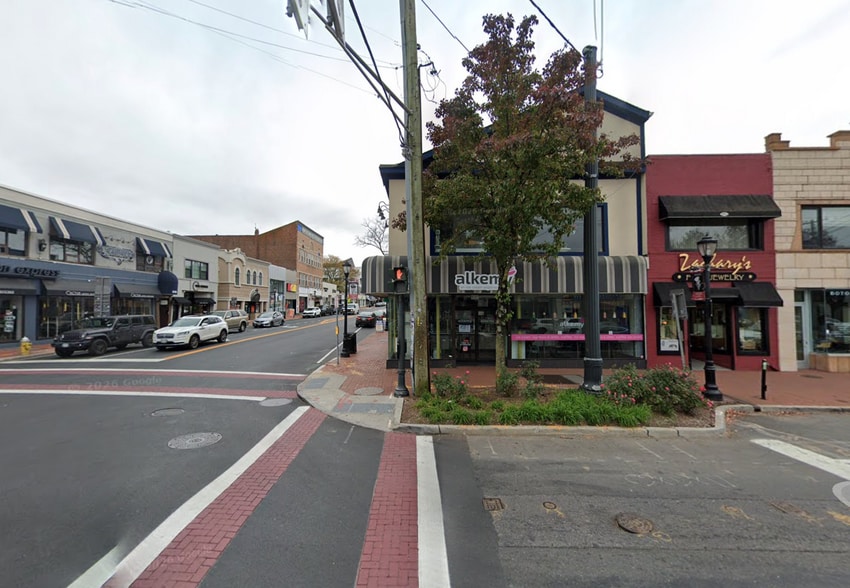 More Photos Of 260 Main St, Huntington Storefront For Lease