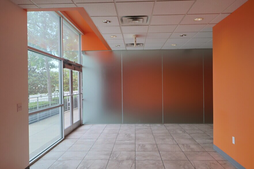 More Photos Of 2703 W Mockingbird Ln, Dallas Flex For Lease