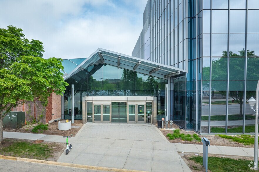 More Photos Of 2718 W Roscoe St, Chicago Office For Lease