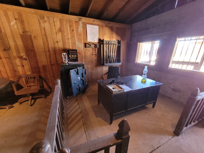 More Photos Of 331 W Rockspring Ln, Benson Movie Radio TVStudio For Sale