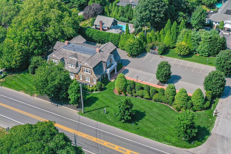 More Photos Of 26 Montauk Hwy, East Hampton Office For Sale