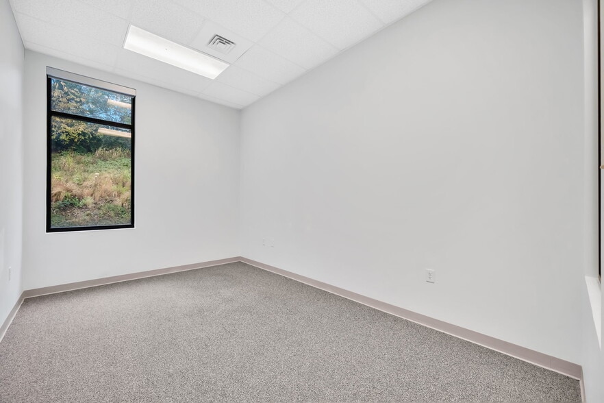 More Photos Of 1909 Pinnacle Pointe Way, Knoxville Office For Lease