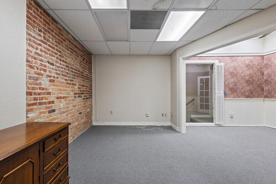 More Photos Of 111 S Travis St, Sherman Office For Sale