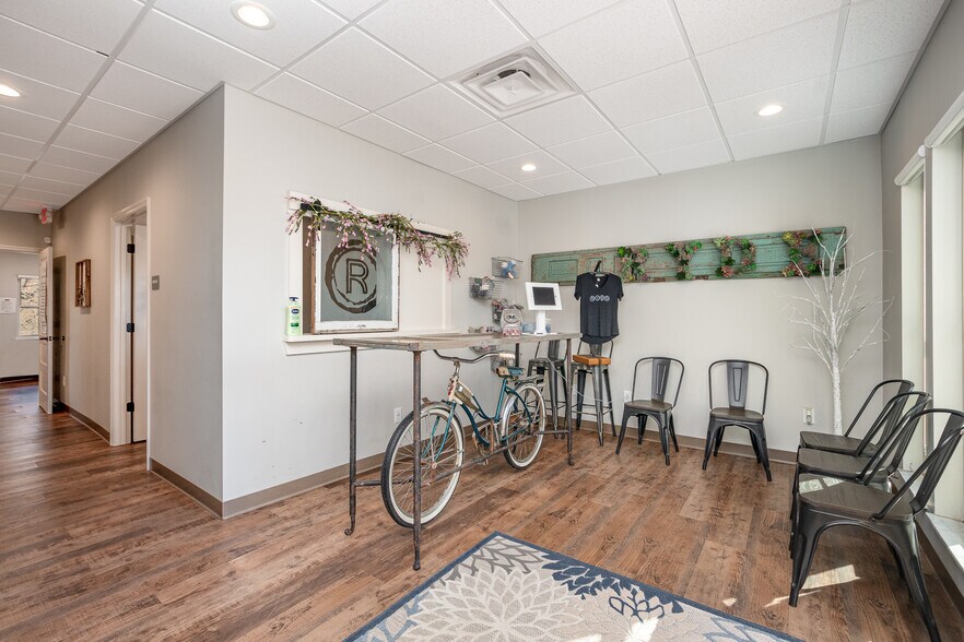 More Photos Of 4456-4460 Bridgetown Rd, Cincinnati Office For Lease