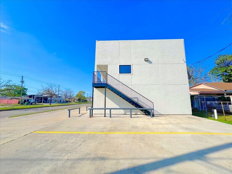 More Photos Of 7704 Irvington Blvd, Houston General Retail For Lease