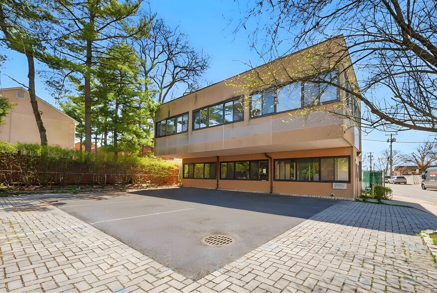 More Photos Of 104 Harbor Rd, Port Washington Office For Lease