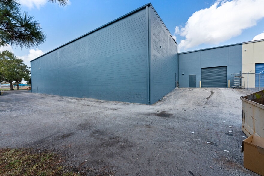 More Photos Of 7490 N 30th Ave, Saint Petersburg Showroom For Sale