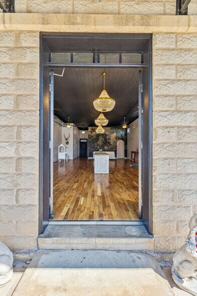 More Photos Of 606 High St, Comfort Storefront For Sale