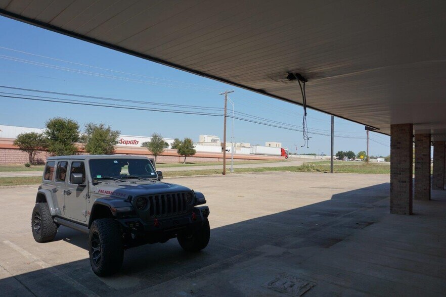 More Photos Of 804 Shannon Rd E, Sulphur Springs Freestanding For Sale