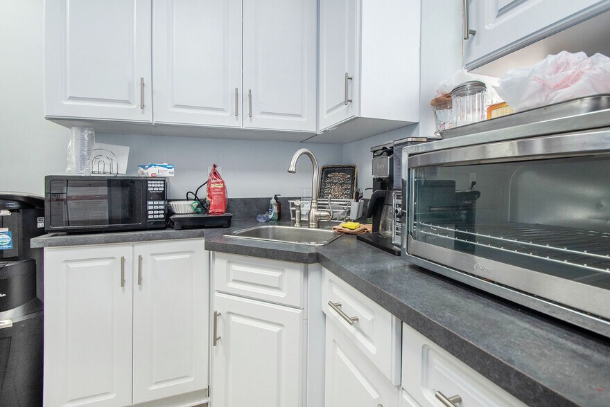 More Photos Of 14729 Champaign Rd, Allen Park Storefront Retail Office For Lease