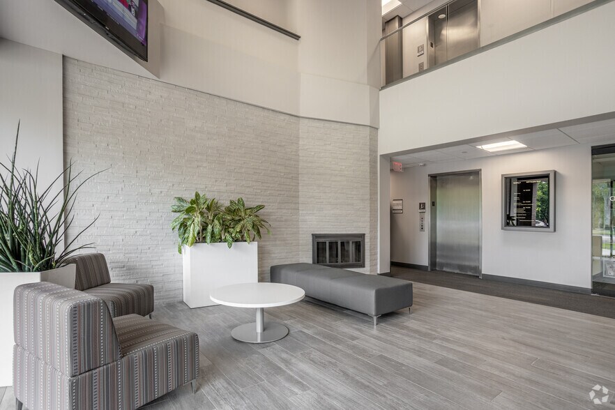 More Photos Of 8647 Baypine Rd, Jacksonville Unknown For Lease