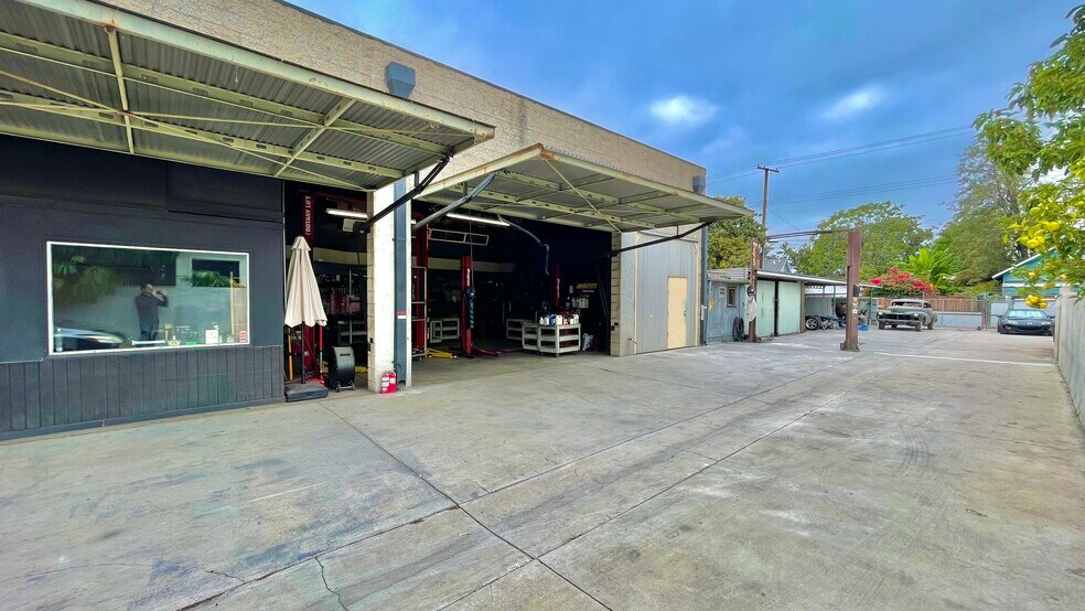 Primary Photo Of 705 W Commonwealth Ave, Fullerton Auto Repair For Lease