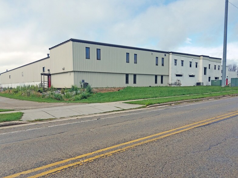 More Photos Of 528 E Tyranena Park Rd, Lake Mills Manufacturing For Sale