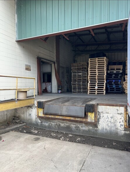 More Photos Of 764 Prairie St, Aurora Warehouse For Lease