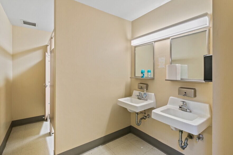 More Photos Of 6545 Normandy Blvd, Jacksonville Storefront Retail Office For Lease