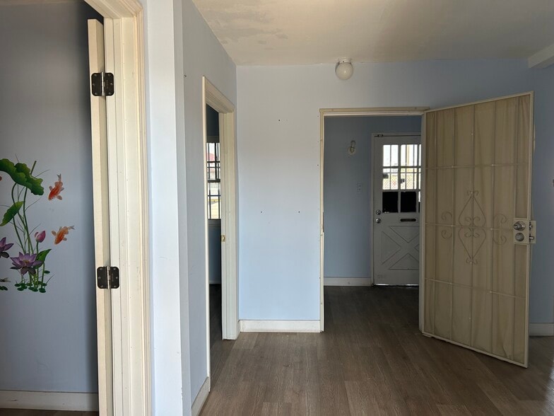 More Photos Of 8858 Flower St, Bellflower Freestanding For Lease