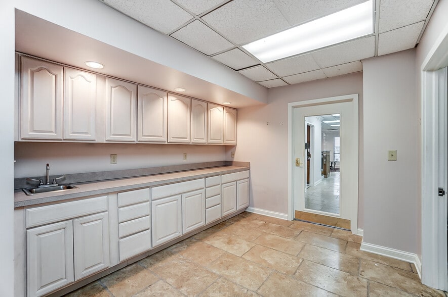 More Photos Of 47 E Wilson Bridge Rd, Columbus Office For Lease