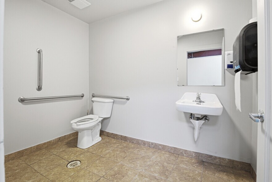 More Photos Of 2422-2424 W 41st St, Tulsa Showroom For Lease