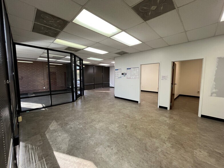 More Photos Of 9771 Southern Pine Blvd, Charlotte Flex For Lease