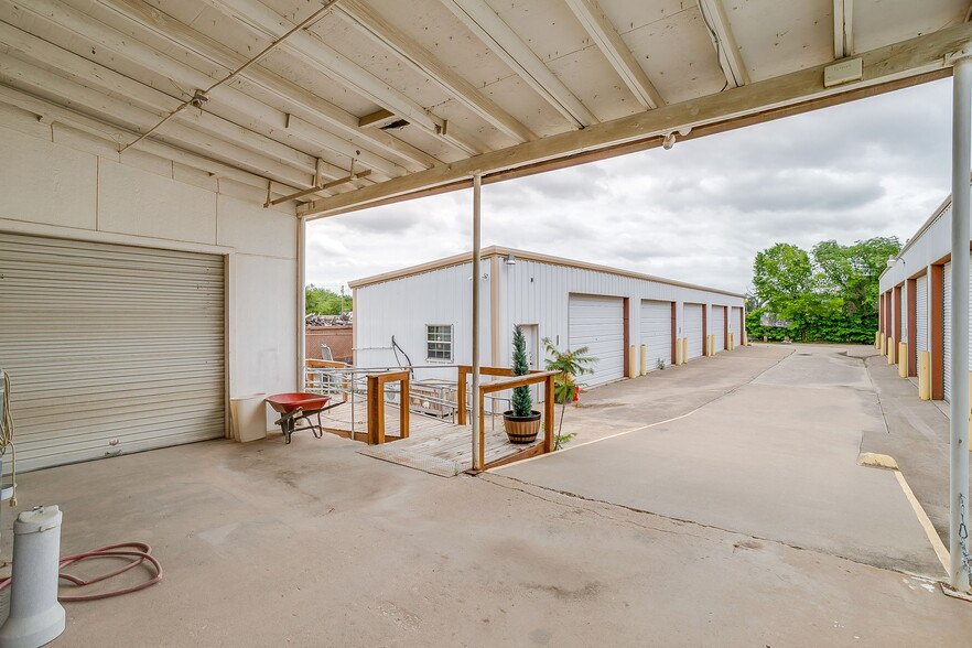 More Photos Of 5938 Eden Dr, Haltom City Warehouse For Lease