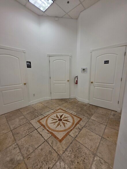 More Photos Of 7901 Kingspointe Pky, Orlando Showroom For Lease