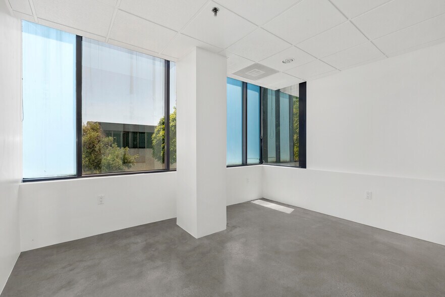 More Photos Of 9975 Santa Monica Blvd, Beverly Hills Loft Creative Space For Lease