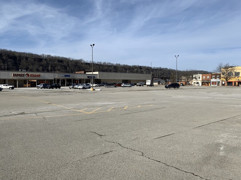 More Photos Of 300-340 Central City Plz, New Kensington General Retail For Sale