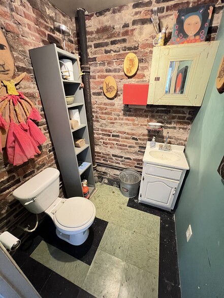 More Photos Of 1438-1442 Light St, Baltimore Showroom For Sale