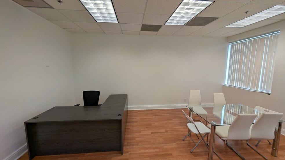 More Photos Of 7901 Kingspointe Pky, Orlando Showroom For Sale