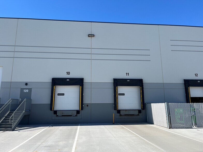 More Photos Of 88 N Touchmark Way, Meridian Showroom For Lease