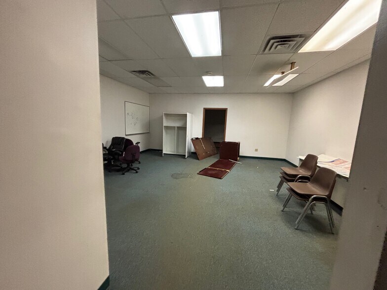 More Photos Of 4854-4864 S 10th St, Milwaukee Showroom For Lease