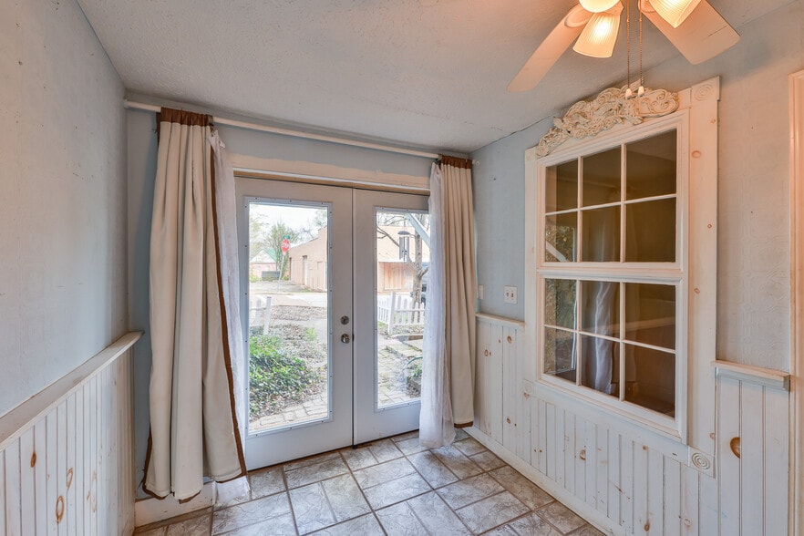 More Photos Of 126 N Wilson St, Dresden General Retail For Sale