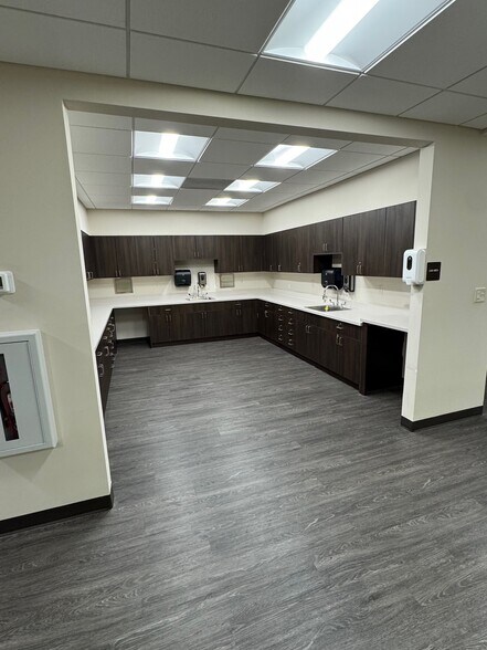 More Photos Of 2571 Forest Dr, Columbia Drugstore For Lease