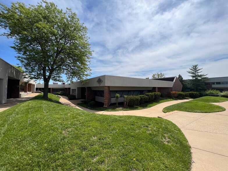 More Photos Of 1181 Corporate Lake Dr, Creve Coeur Office For Sale