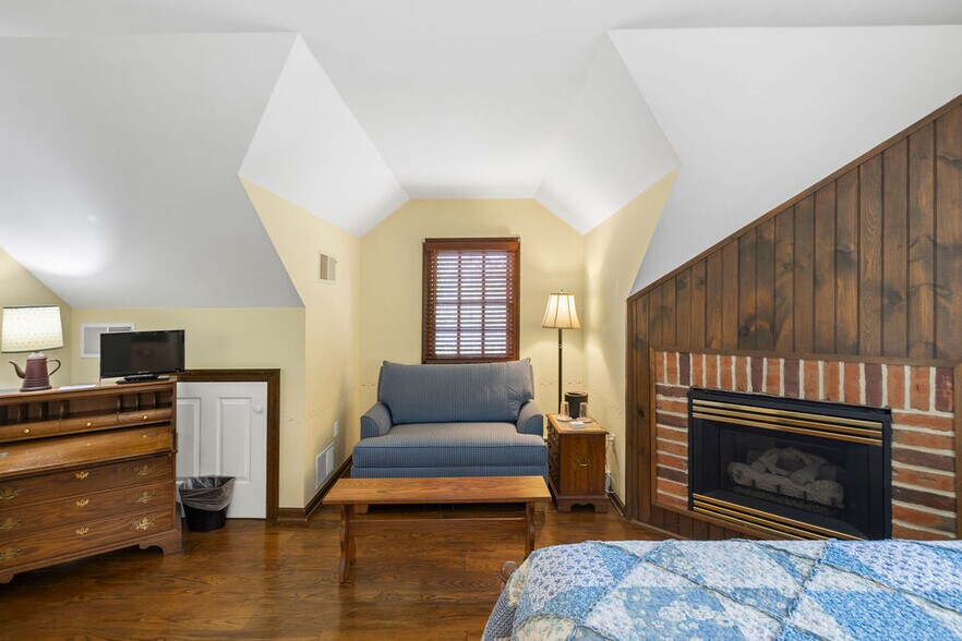 More Photos Of 40 Hospital Rd, Gettysburg Hotel For Sale