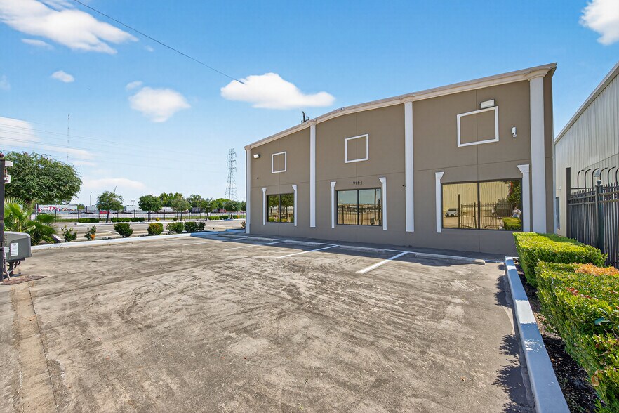 More Photos Of 918 Oak Glen Dr, Houston Industrial For Lease