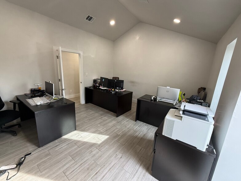 More Photos Of 10130 Talley Ln, Houston Warehouse For Sale