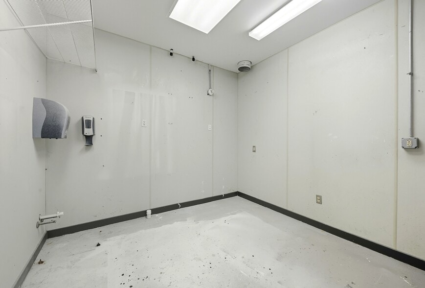 More Photos Of 508-514 Canterbury Rd, Kings Mountain Flex For Sale