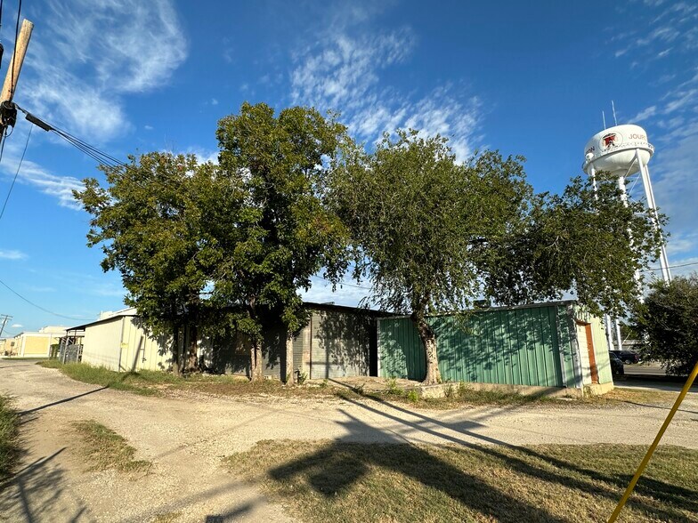 More Photos Of 1308 Simmons Ave, Jourdanton Garden Center For Sale