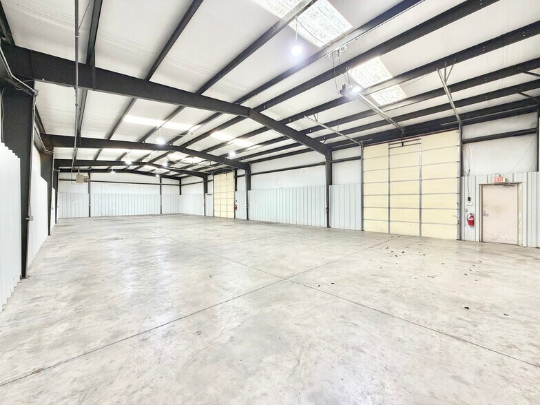 More Photos Of 5116 NW 3rd St, Oklahoma City Warehouse For Lease