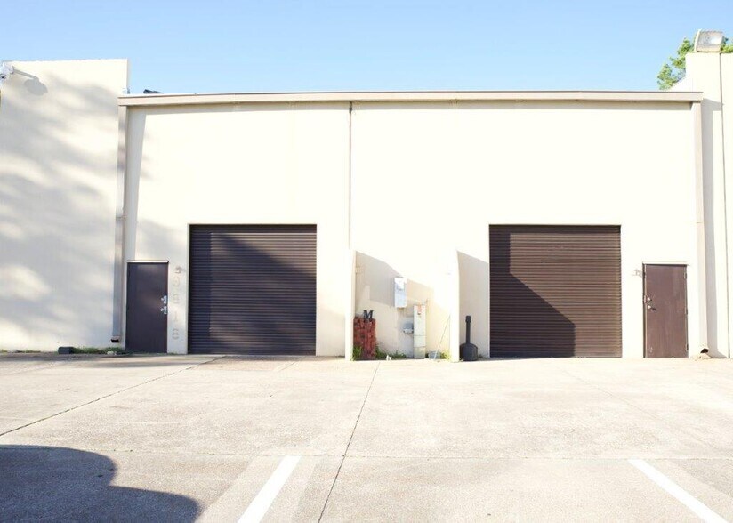 More Photos Of 9818 Whithorn Dr, Houston Office For Sale