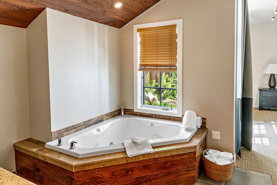 More Photos Of 240 E California St, Jacksonville Hotel For Sale