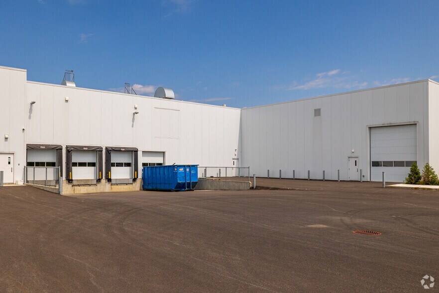 More Photos Of 6301 Rte De L'aéroport, Saint-hubert Distribution For Sale