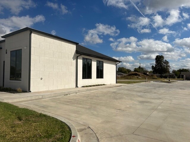 More Photos Of 1010 S Santa Fe Ave, Moore Office For Sale