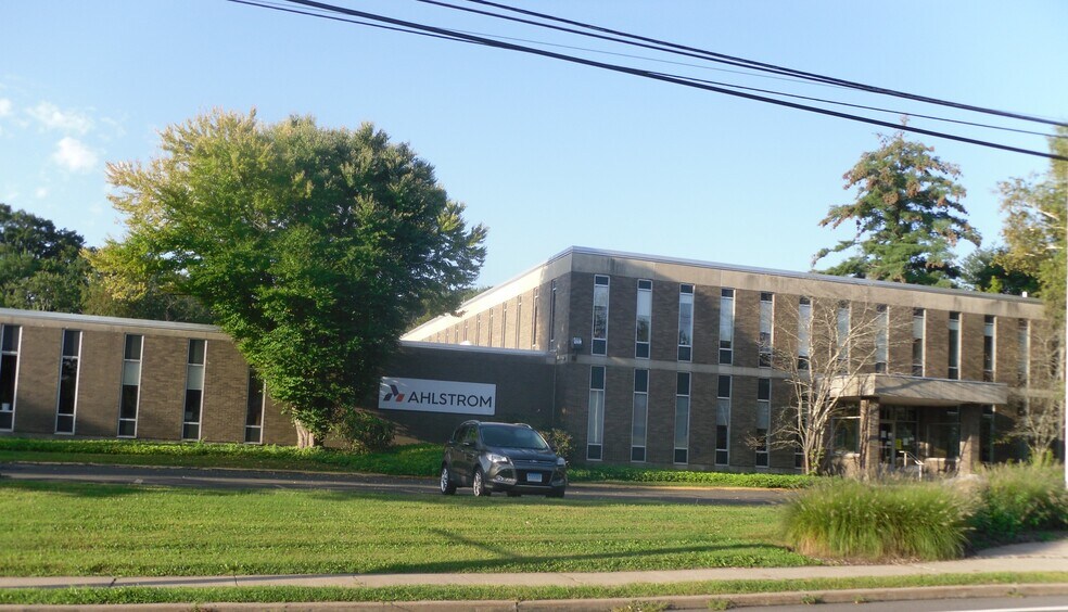 More Photos Of 2 Elm St, Windsor Locks Office For Lease