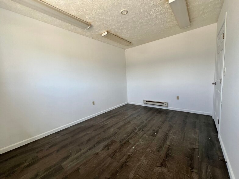 More Photos Of 33549 E Royalton Rd, Columbia Station Light Manufacturing For Sale