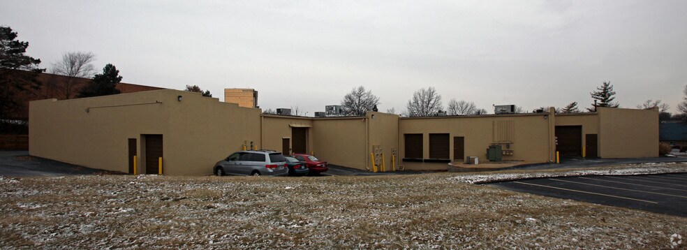 More Photos Of 8-20 Worthington Access Dr, Maryland Heights Flex For Lease