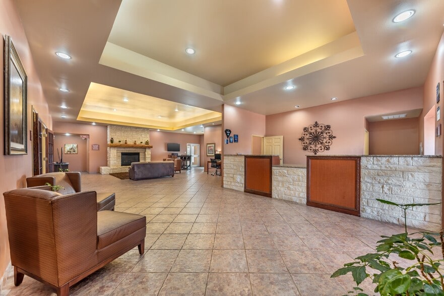 More Photos Of 244 Dos Rios Dr, Junction Hotel For Sale