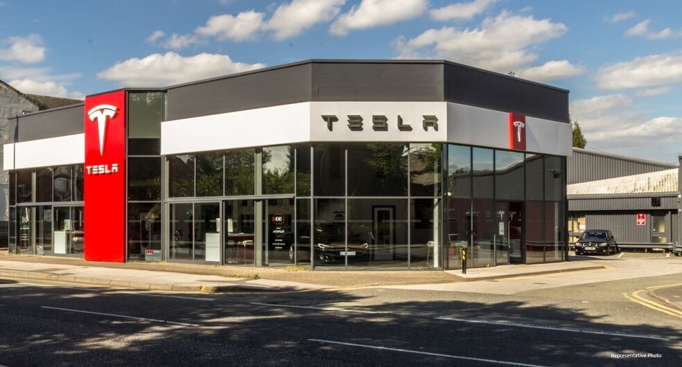 More Photos Of 5180 Mayfield Rd, Lyndhurst Auto Dealership For Sale